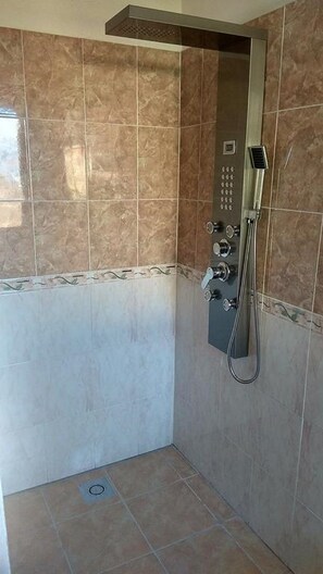 Bathroom - Gold Lake In Bellano. (Bellano)