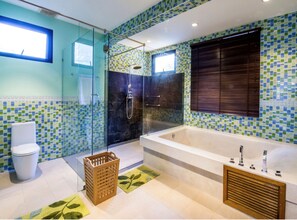 ヴィラ | バスルーム | シャワー、バスアメニティ (無料)、ヘアドライヤー、タオル