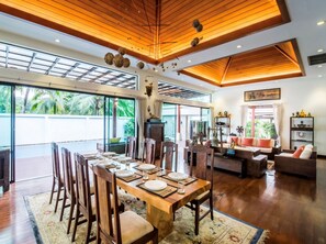 Villa | In-room dining