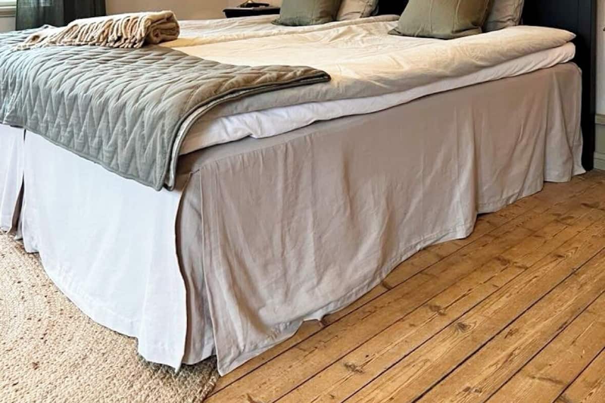 Habitación triple Confort (Ängsnyckeln) | 1 habitación, tabla de planchar con plancha, wifi gratis y ropa de cama