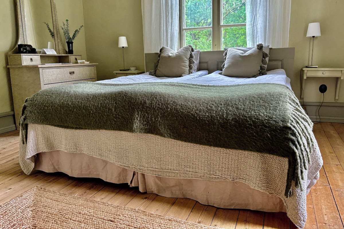 Habitación con 1 cama matrimonial o 2 individuales (Safsan) | 1 habitación, tabla de planchar con plancha, wifi gratis y ropa de cama