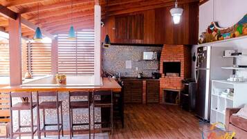 Frigobar, micro-ondas em uma área comum