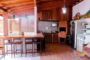 Mini-fridge, microwave, cookware/dishes/utensils - Hostel House Santinho (Florianópolis)