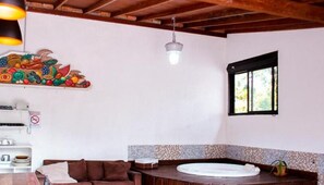 Shower, rainfall showerhead, towels, toilet paper - Hostel House Santinho (Florianópolis)