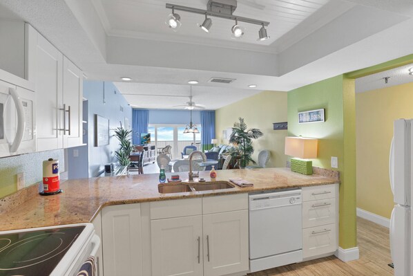 冷蔵庫、電子レンジ、オーブン、コンロ