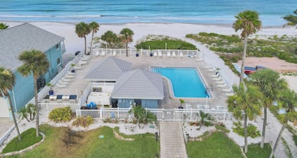 Sleeps 6 Beachfront, Pool, hot tub, Awesome views, walk to local restaurants