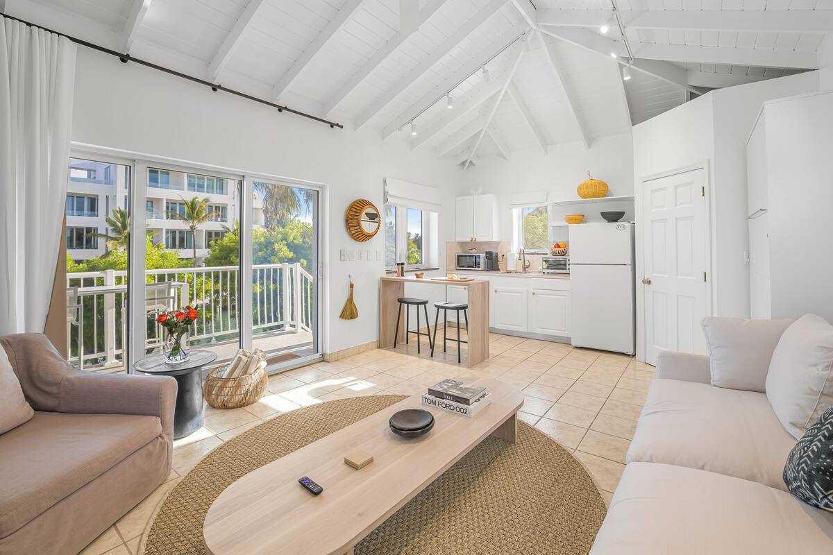 Un salon moderne avec un canapé, une table basse et une vue sur le balcon.