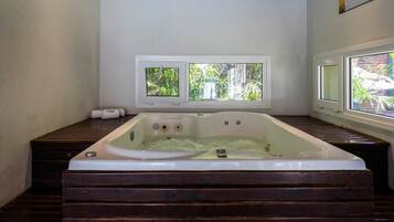 Douche, serviettes fournies, savon, shampoing