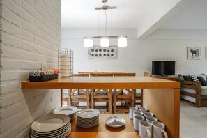 Fridge, microwave, stovetop, cookware/dishes/utensils - Valeria House Apart (Valeria del Mar)