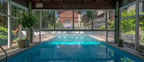 Alberca al aire libre por temporada y sombrillas en la alberca