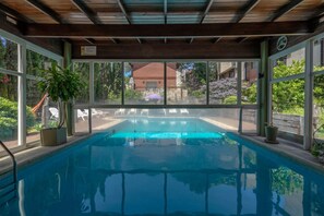 Seasonal outdoor pool, pool umbrellas - Valeria House Apart (Valeria del Mar)