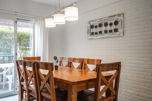 Fridge, microwave, stovetop, cookware/dishes/utensils - Valeria House Apart (Valeria del Mar)