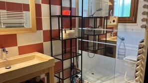 Een douche, een haardroger, shampoo, toiletpapier