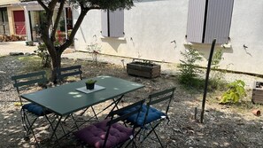 Outdoor dining - Maison en Provence for lovers of culture and nature (Caromb)