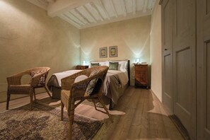 2 bedrooms, in-room safe, iron/ironing board, free WiFi