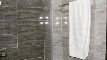 Deluxe Triple Room | Bathroom | Shower, rainfall showerhead, free toiletries, towels