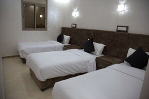Habitación triple Deluxe | Tabla de planchar con plancha, cunas gratuitas, wifi gratis
