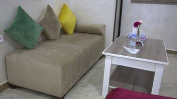 豪華雙人房 | 起居區 | 32-吋平面電視、衛星頻道、電視