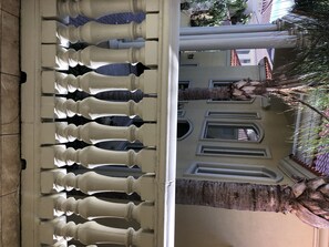 Un edificio con fachada simétrica, numerosas ventanas y una entrada central.
