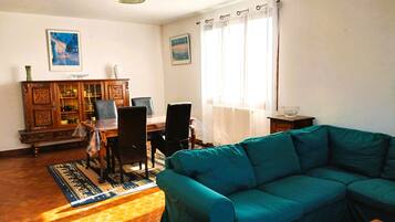 Télévision, lecteur de DVD, livres, vidéothÚque