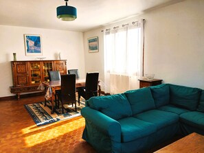 Télévision, lecteur de DVD, livres, vidéothèque