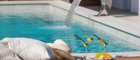 Piscine extérieure, chaises longues