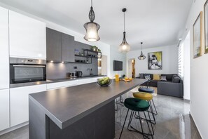 Kühlschrank, Mikrowelle, Ofen, Herdplatte