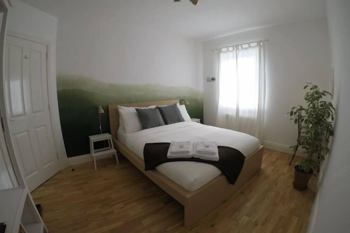 Camas com colchões de espuma com sistema de memória, cortinas blackout