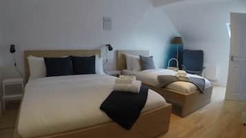Habitación triple clásica | Camas con efecto memoria, decoración personalizada y muebles diferentes