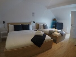 经典三人房 | 记忆海绵床垫、特色装修、特色家居、遮光窗帘