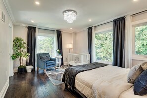 7 chambres, coffres-forts dans les chambres, bureau