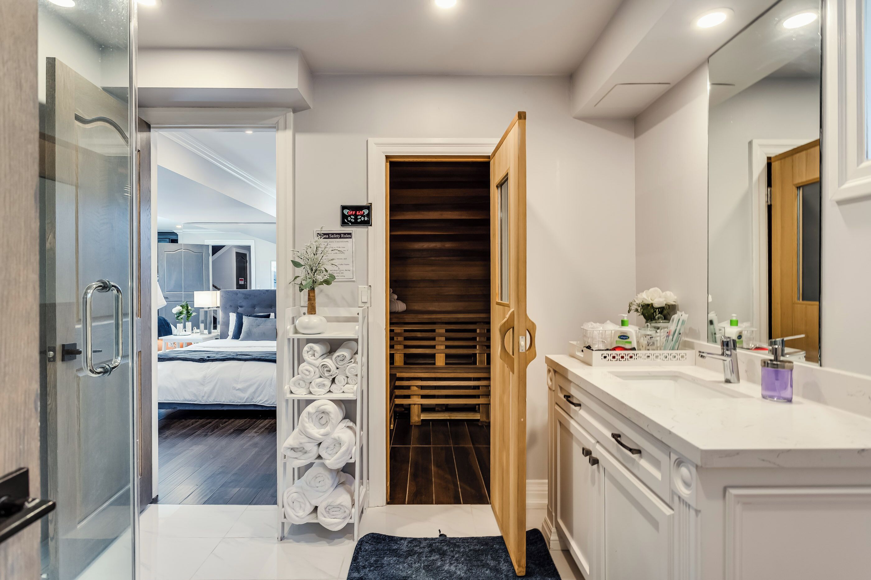 7 chambres, coffres-forts dans les chambres, bureau