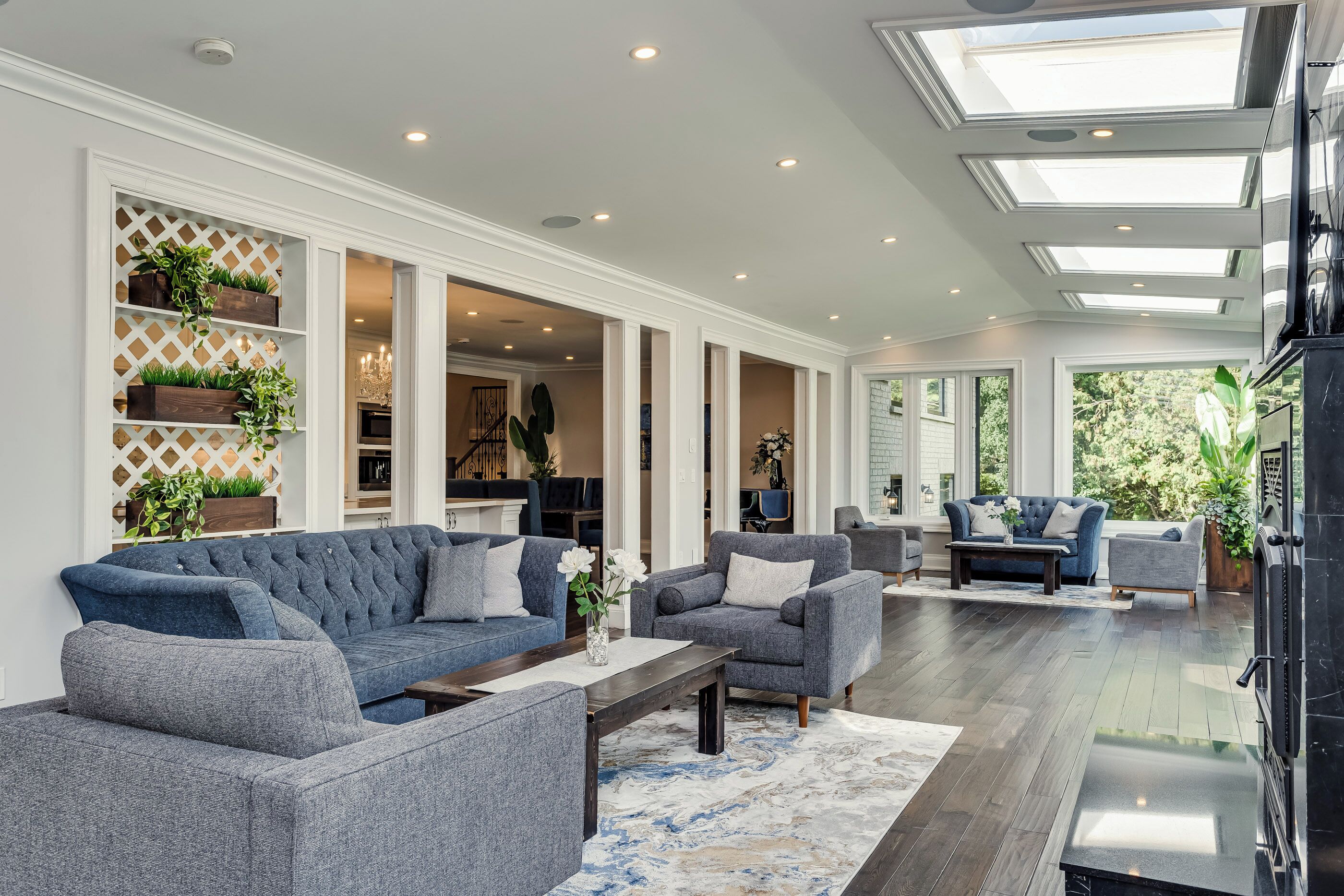 Smart-tv, een open haard, tafelvoetbal en een tafeltennistafel