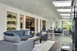 Smart TV, fireplace, table football, ping pong - Large Estate with Luxury Collection of Amenities (Schomberg)