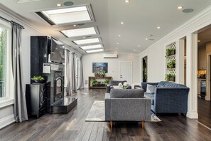 Smart TV, fireplace, table football, ping pong - Large Estate with Luxury Collection of Amenities (Schomberg)