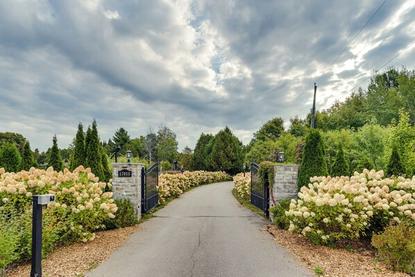 Property grounds - Large Estate with Luxury Collection of Amenities  (Schomberg)