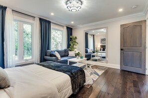 7 habitaciones, caja de seguridad en la habitación y escritorio 