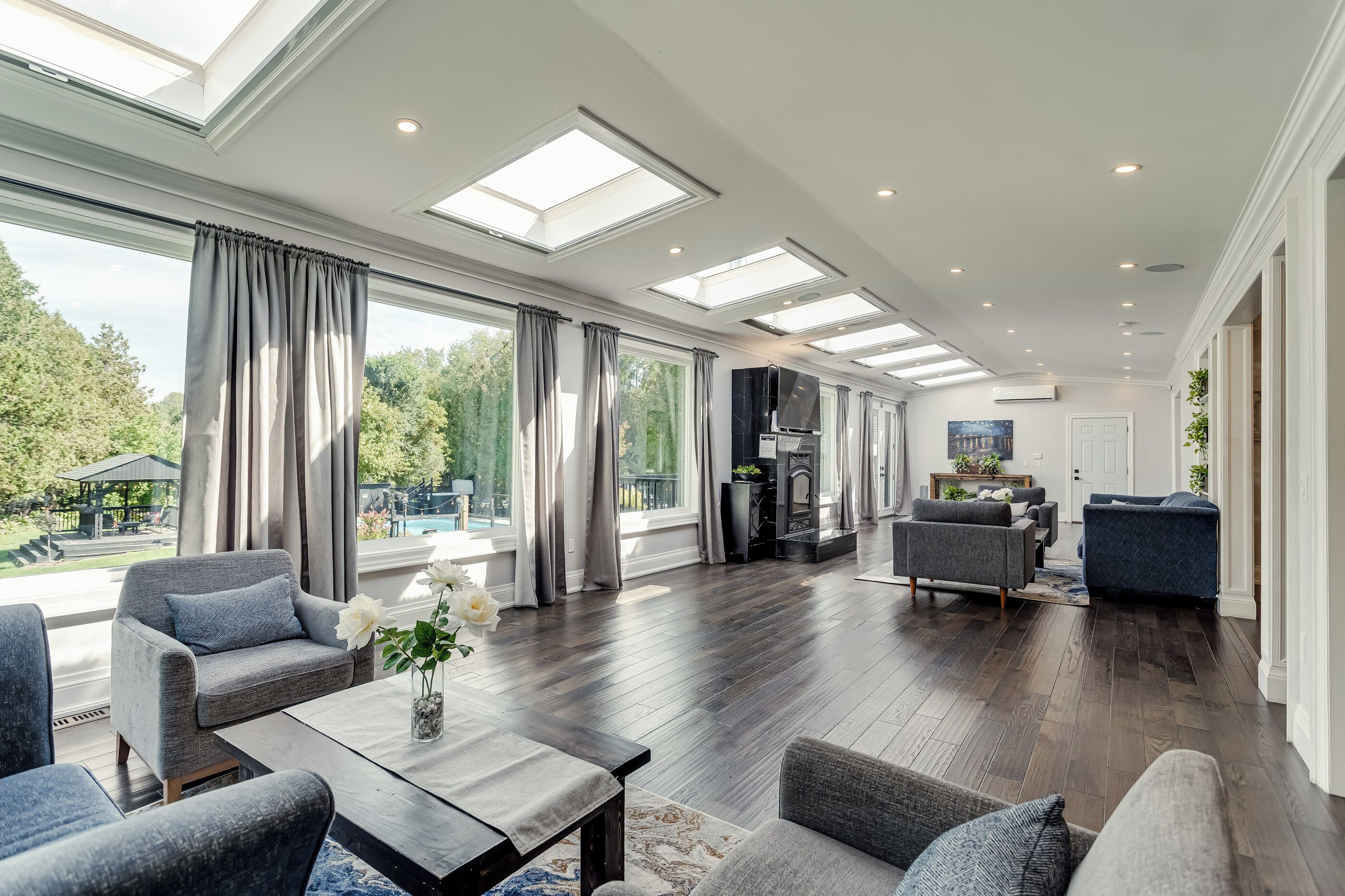 Smart-TV, Kamin, Tischfußball, Tischtennisplatte