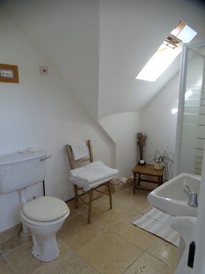 Traditional Room | Bathroom | Separate tub and shower, free toiletries, hair dryer, towels - Bedgebury B & B - Three Chimneys Farm (Cranbrook)