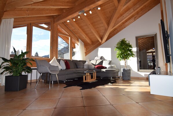 Smart TV, chimenea y estéreo