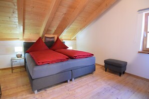 2 bedrooms, travel cot, free WiFi, bed sheets