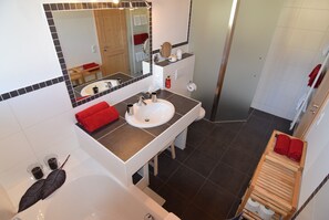 Douche, sèche-cheveux, peignoirs, serviettes fournies