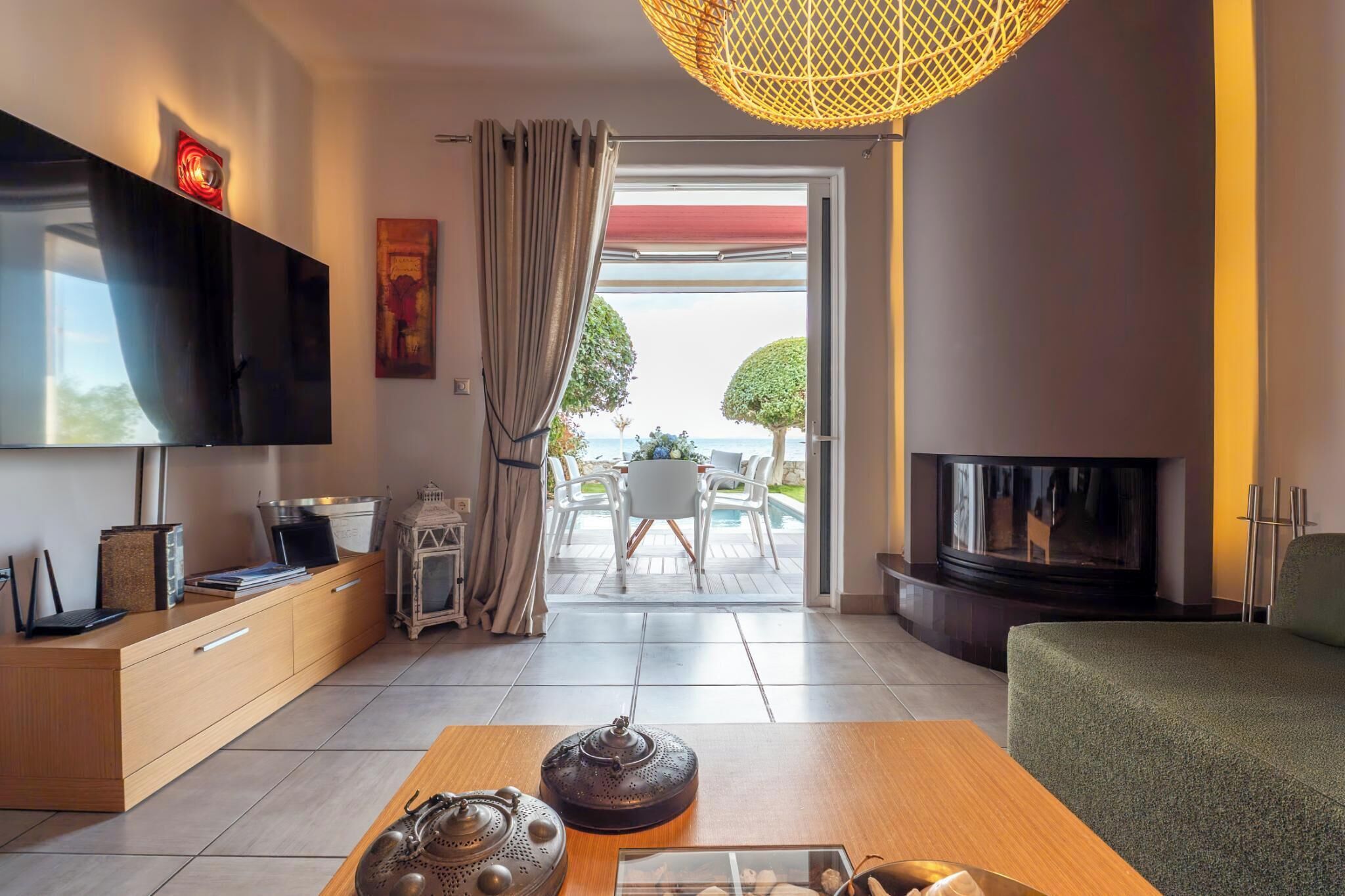 Taulutelevisio, takka, stereot