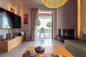 薄型テレビ、暖炉、ステレオ