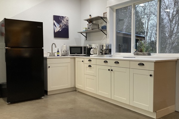 Kylskåp, mikrovågsugn, ugn och spishäll