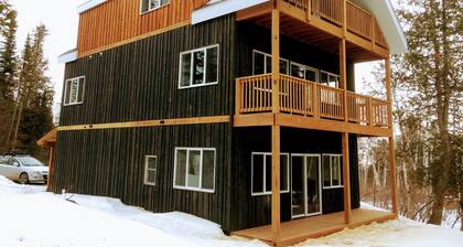 Big Cedar House: Quiet Trees, Golf, Winery, 1 mile to ski, Firepit. EV charger