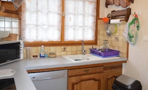 Fridge, microwave, oven, stovetop - Homerez - House in Ferrières-Saint-Mary (Ferrières-Saint-Mary)