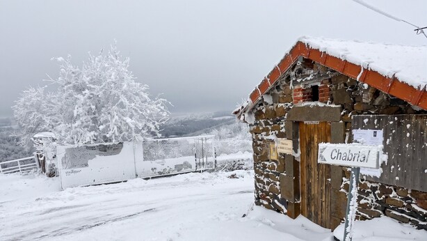 A snow-covered building with a sign reading 'Chabrial.' - Homerez - House in Ferrières-Saint-Mary (Ferrières-Saint-Mary)