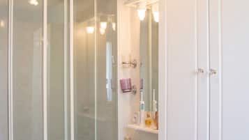 Douche, serviettes fournies