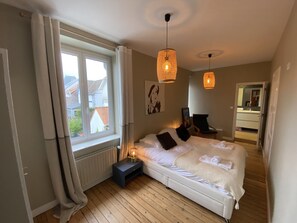 5 slaapkamers, een strijkplank/strijkijzer, reisbedje, gratis wifi